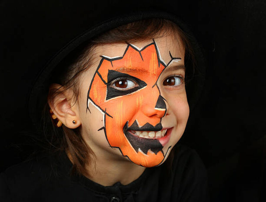 Bilda av gutt med hallaoween-sminke